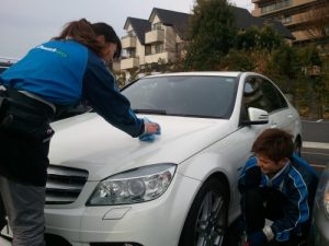 駐車場で水なし洗車