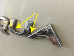 エンブレムに固着した水あか